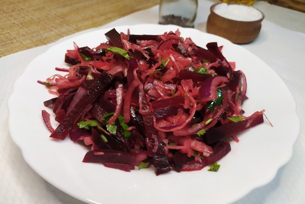 Салат из свеклы с квашеной капустой