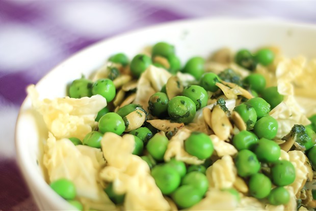 Салат из свежего горошка