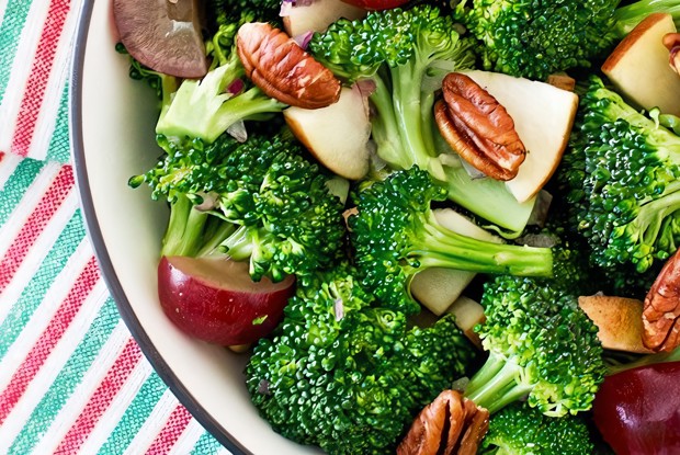 Салат из свежей брокколи