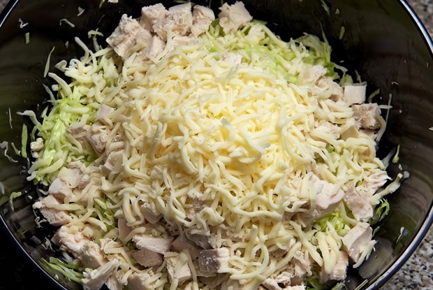 Салат из свежей капусты с курицей