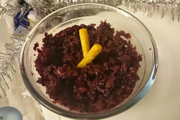 Салат из свежей свеклы с черносливом в медово-лимонной заправке