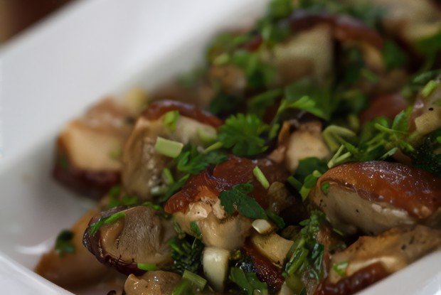 Салат из свежих грибов и петрушки