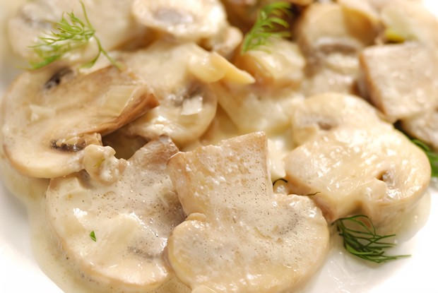 Салат из свежих грибов со сливочно-сырным соусом