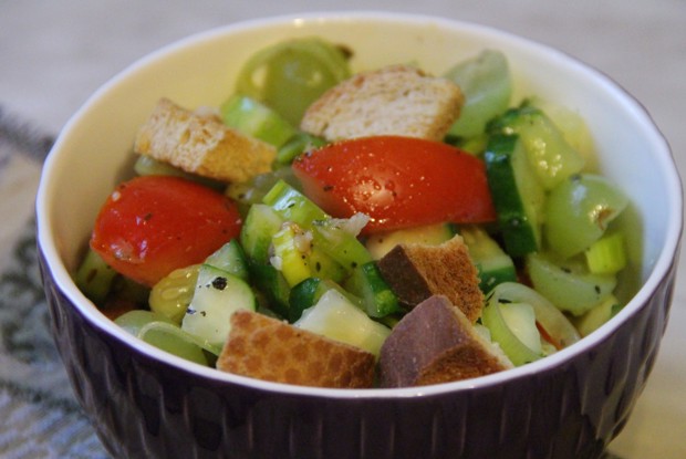 Салат из свежих овощей, сухариков, зеленого винограда и мяты