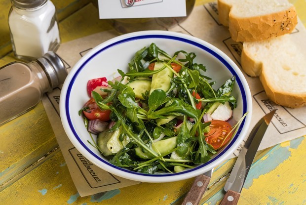 Салат из свежих овощей с кинзой