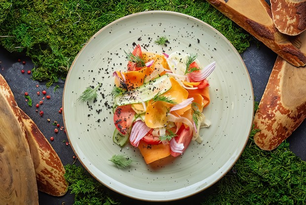 Салат из свежих овощей с оливковым маслом