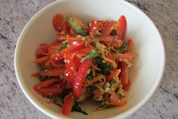 Салат из свежих овощей с заправкой из тыквенных семечек