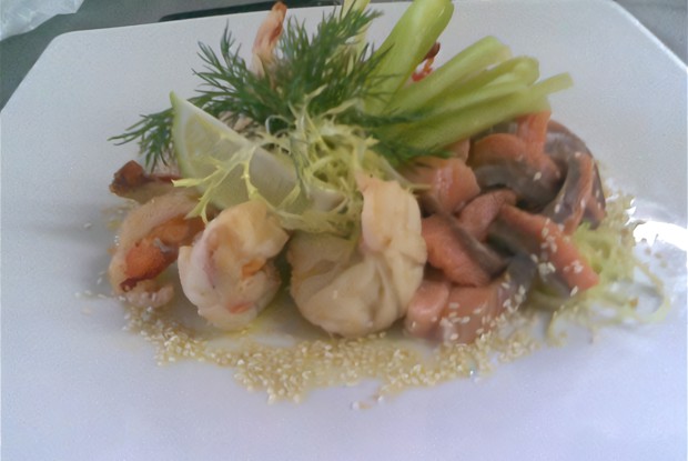 Салат из тигровых креветок и семги