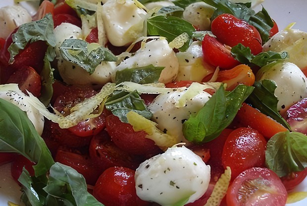 Салат из томатов и голубого сыра