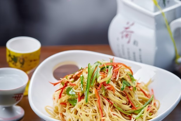 Салат из тонкого тофу с огурцом и китайской капустой