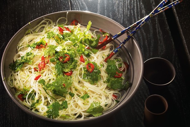 Салат из тонкой рисовой лапши, острого перца и кинзы