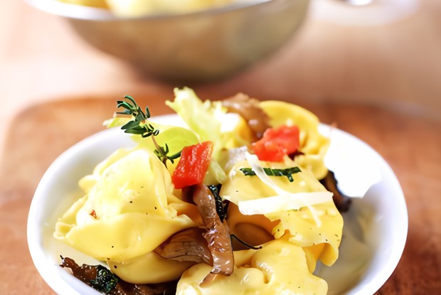 Салат из тортеллини с ветчиной, сладким перцем и сельдереем