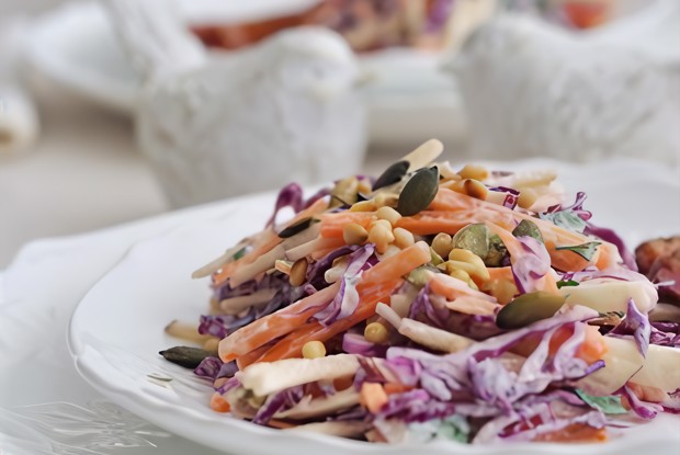 Салат из трех видов капусты с орехами и изюмом