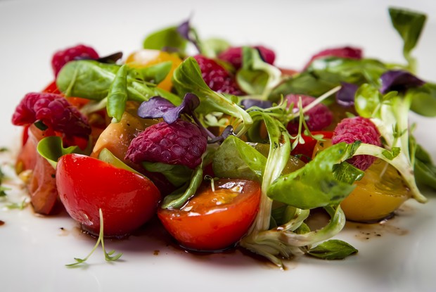 Салат из трех видов томатов и свежей малины