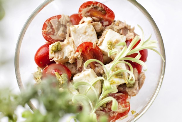 Салат из тунца и адыгейского сыра с соусом песто