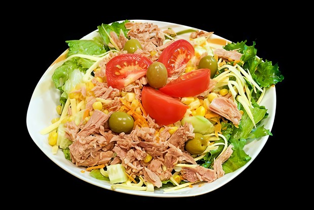 Салат из тунца, маслин и помидоров с соусом ромеско