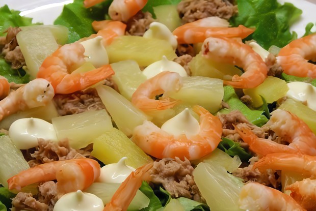 Салат из тунца с ананасами и креветками