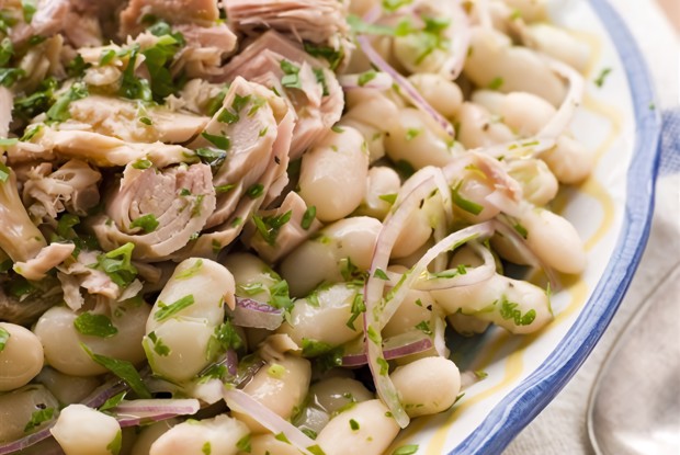 Салат из тунца с белой фасолью