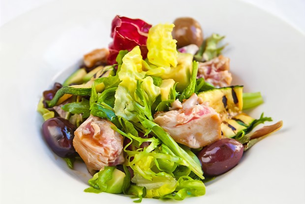 Салат из тунца с цукини, авокадо и мятой