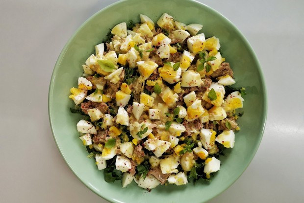 Салат из тунца с яйцами и базиликом