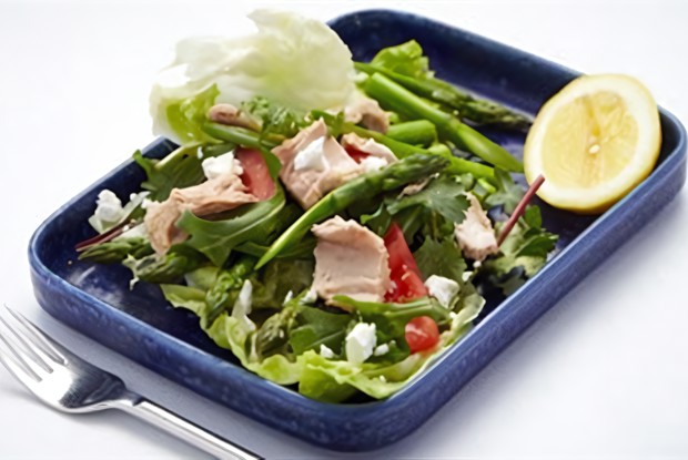 Салат из тунца и спаржи с фетой