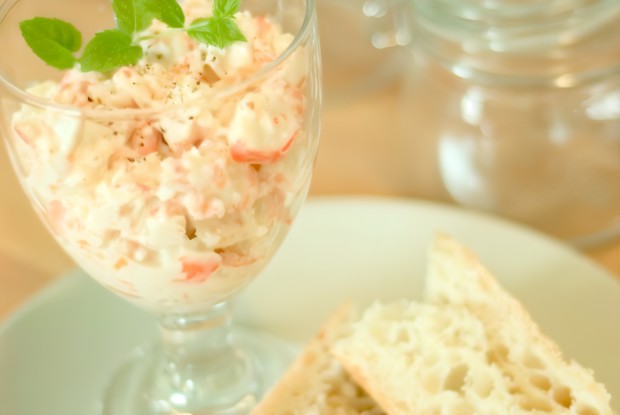 Салат из творога и крабовых палочек