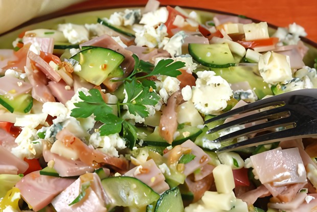 Салат из творога с ветчиной и овощами