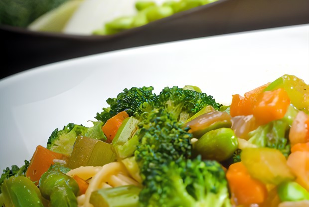 Салат из удона с огурцами, брокколи и горохом