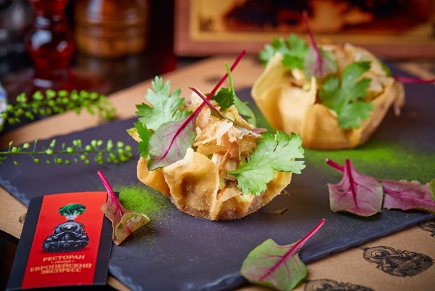 Салат из угря с луковым маринадом и огурцом