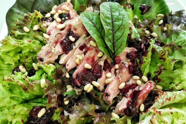 Салат из утки с заправкой из черешни