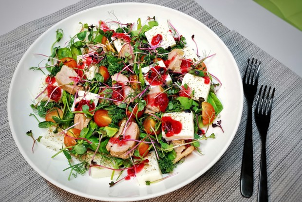 Салат из варено-копченой утки с сыром сулугуни