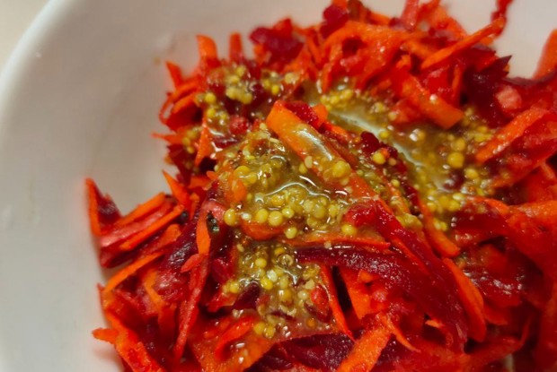 Салат из вареной свеклы, моркови и яблока с пикантным соусом