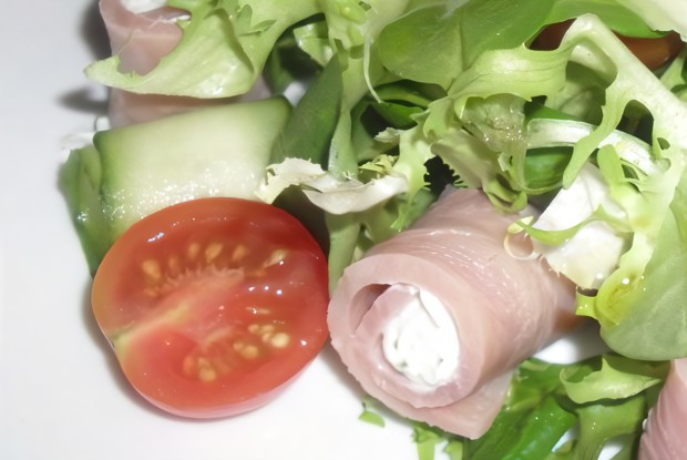 Салат из ветчины и творожного сыра