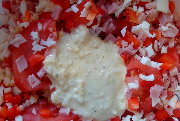 Салат из ветчины, помидоров, зеленого перца и яиц