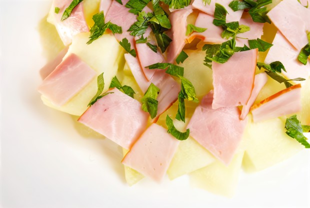 Салат из ветчины с дыней