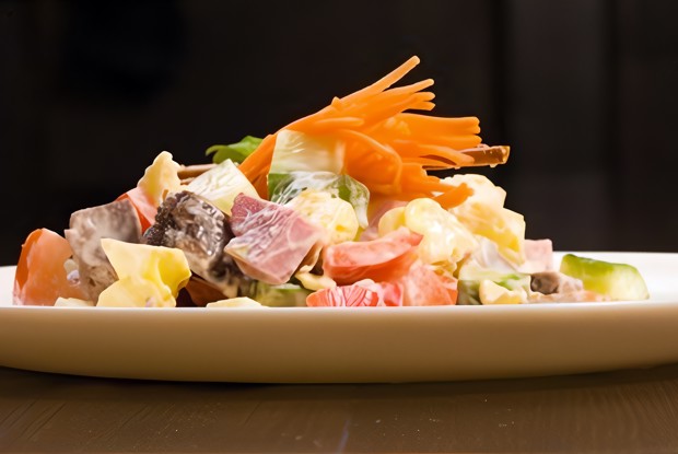 Салат из ветчины с сыром и ананасами