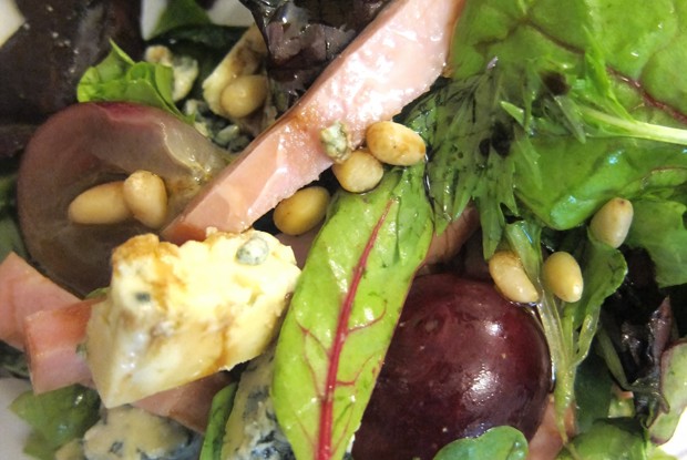 Салат из винограда, сыра и ветчины