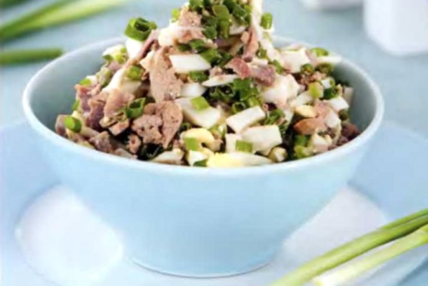 Салат из яиц и куриных потрошков
