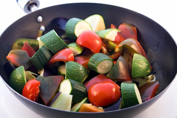 Салат из запеченных цукини и помидоров с миндалем