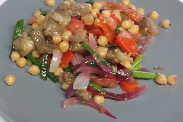 Салат из запеченных овощей с нутом