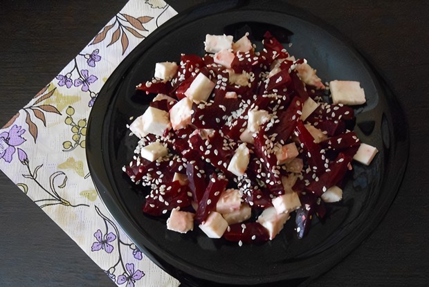 Салат из запеченой свеклы с адыгейским сыром