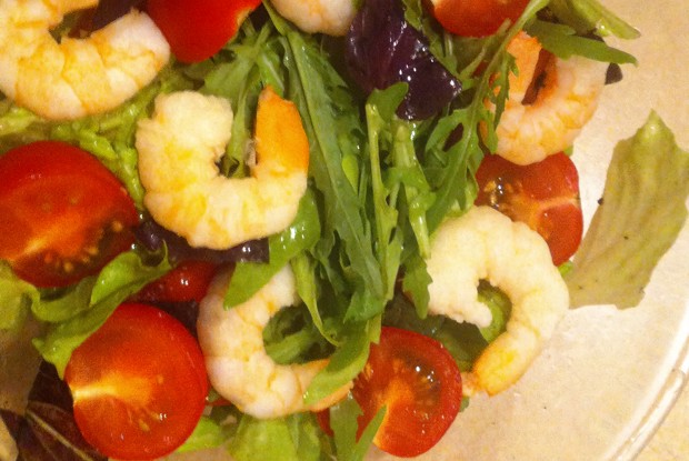 Салат из зелени с креветками