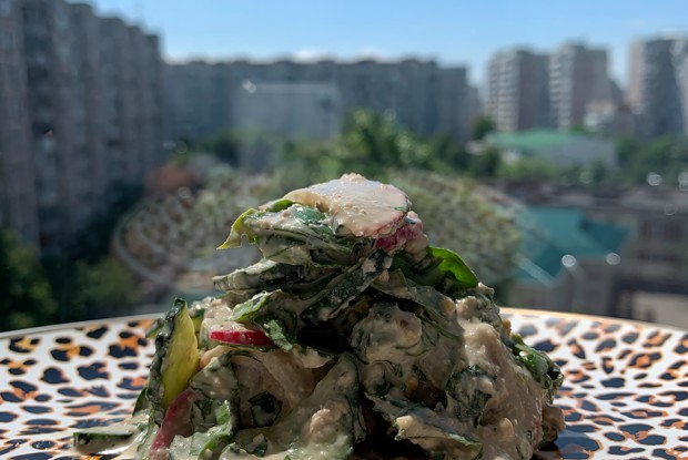 Салат из зелени с ореховой заправкой