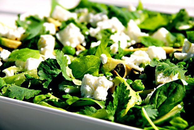 Салат из зеленого горошка, авокадо и зелени