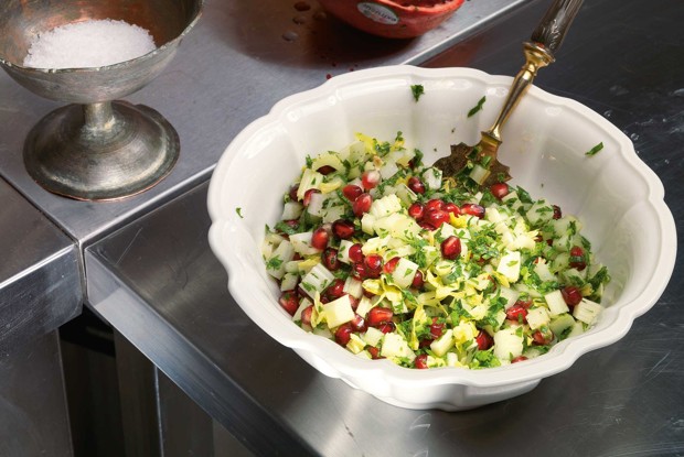 Салат из зеленого сельдерея, петрушки и граната