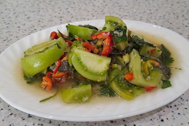 Салат из зеленых помидоров с базиликом