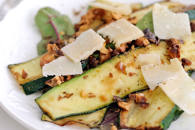 Салат из жареных цукини и пекорино