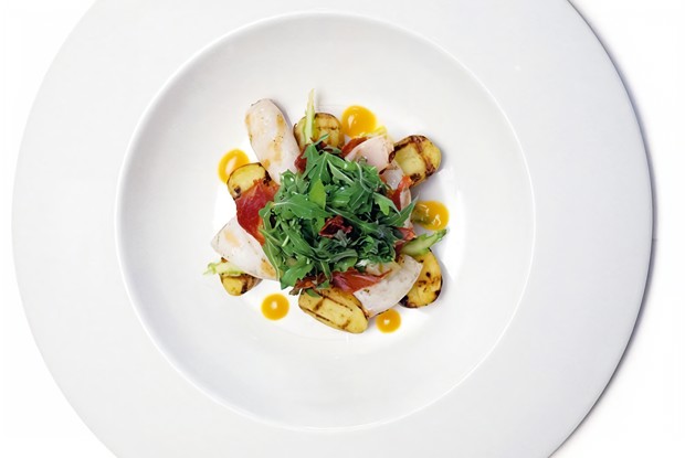 Салат из жаренного на гриле кальмара, молодого картофеля и чоризо с листьями рукколы и мякотью маракуйи