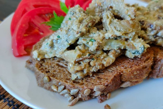 Салат из жареных на сковороде баклажан с ореховым соусом