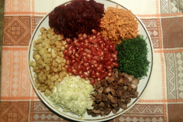 Салат «Калейдоскоп» с мясом и зернами граната